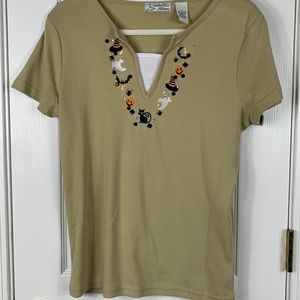 Isabella’s Closet Halloween themed beige top size Medium. Cats, pumpkins.